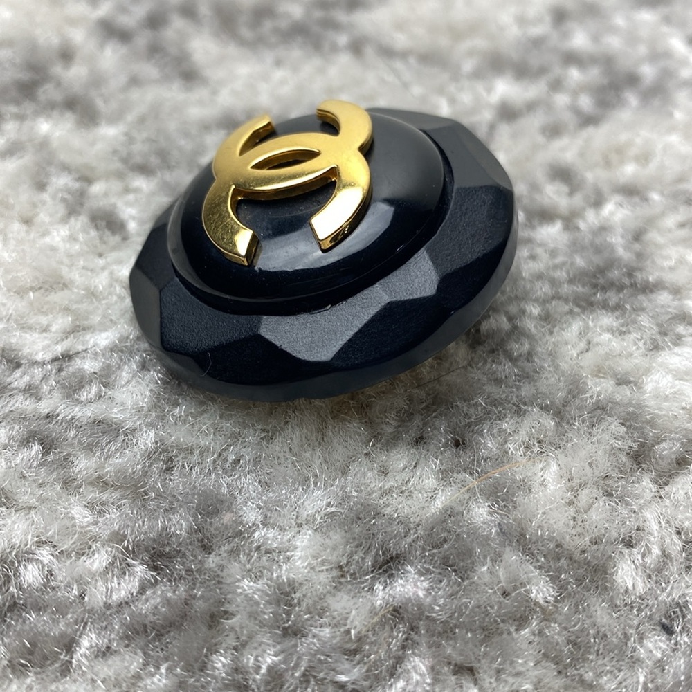 Chanel vintage Fall 1984 resin/metal clip on earring - Picture 10 of 12